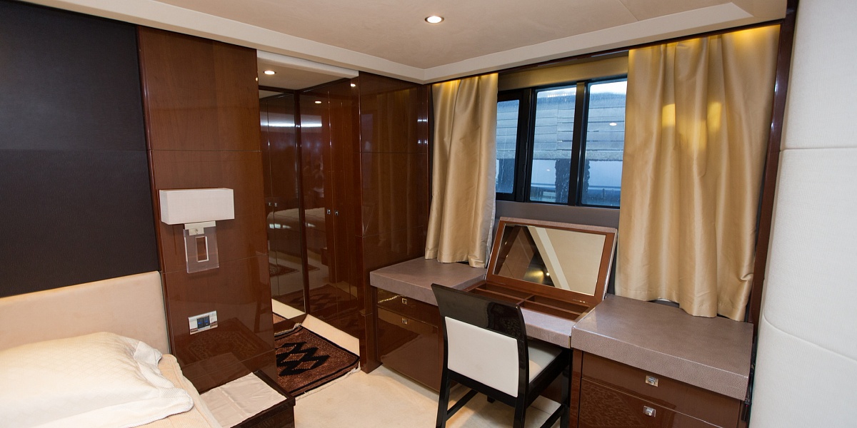 Продается моторная яхта PRINCESS 78 - трюмо в мастер каюте